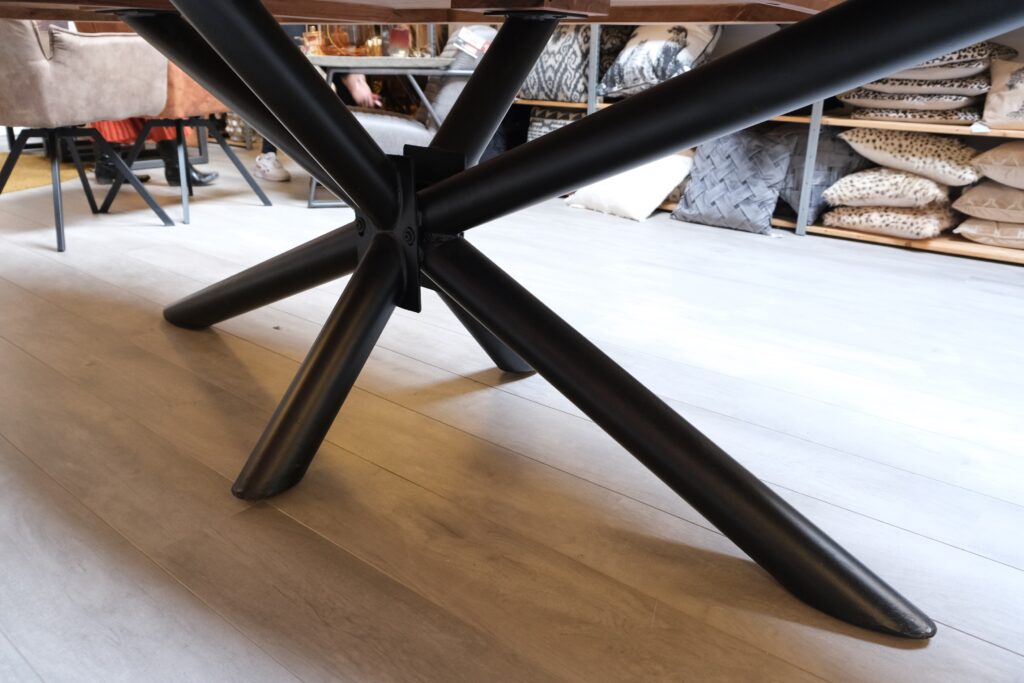 Detail van voet van ovale tafel mangohout 300 cm