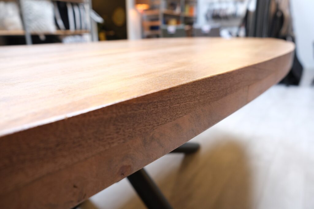 Randafwerking van ovale tafel mangohout 300 cm