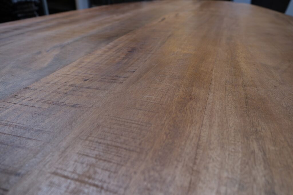 Detail blad van ovale tafel mangohout 200 cm