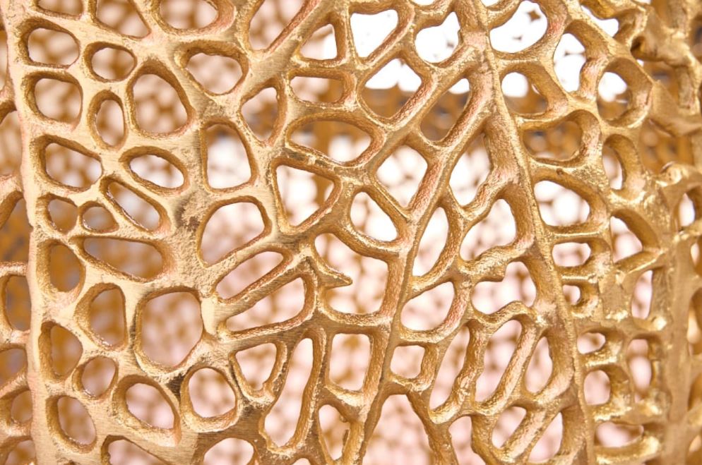 Detail zijkant salontafel goud acacia 73 cm