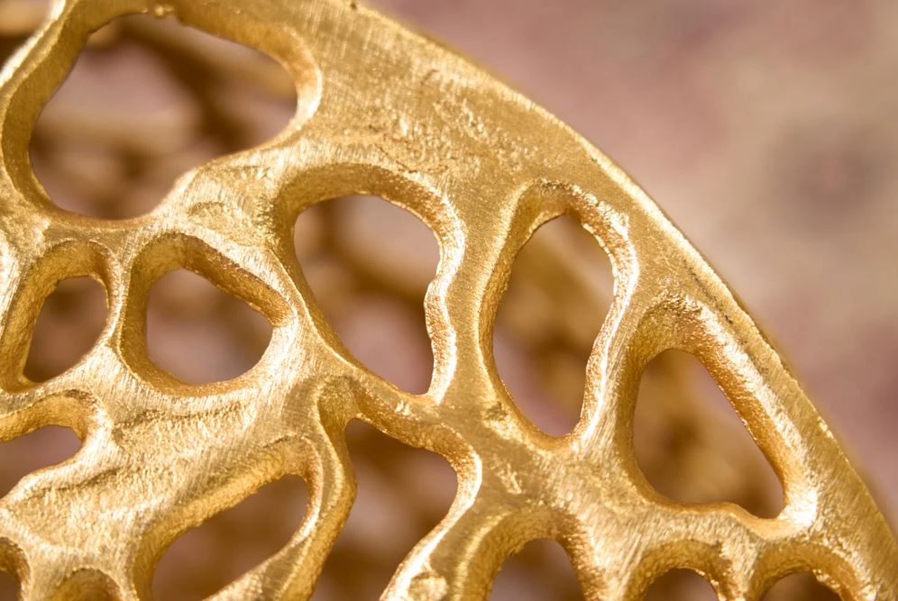 Detail rand bijzettafel filigraan goud 53 cm