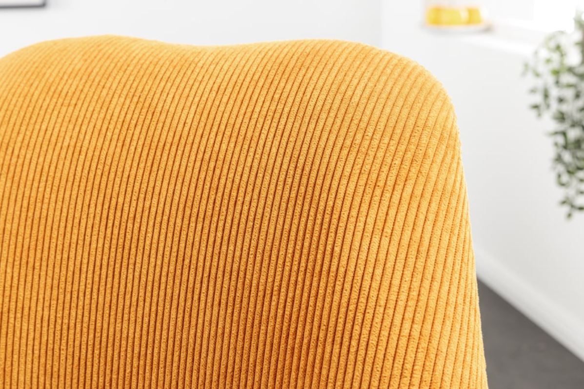 scandinavia stoel geel