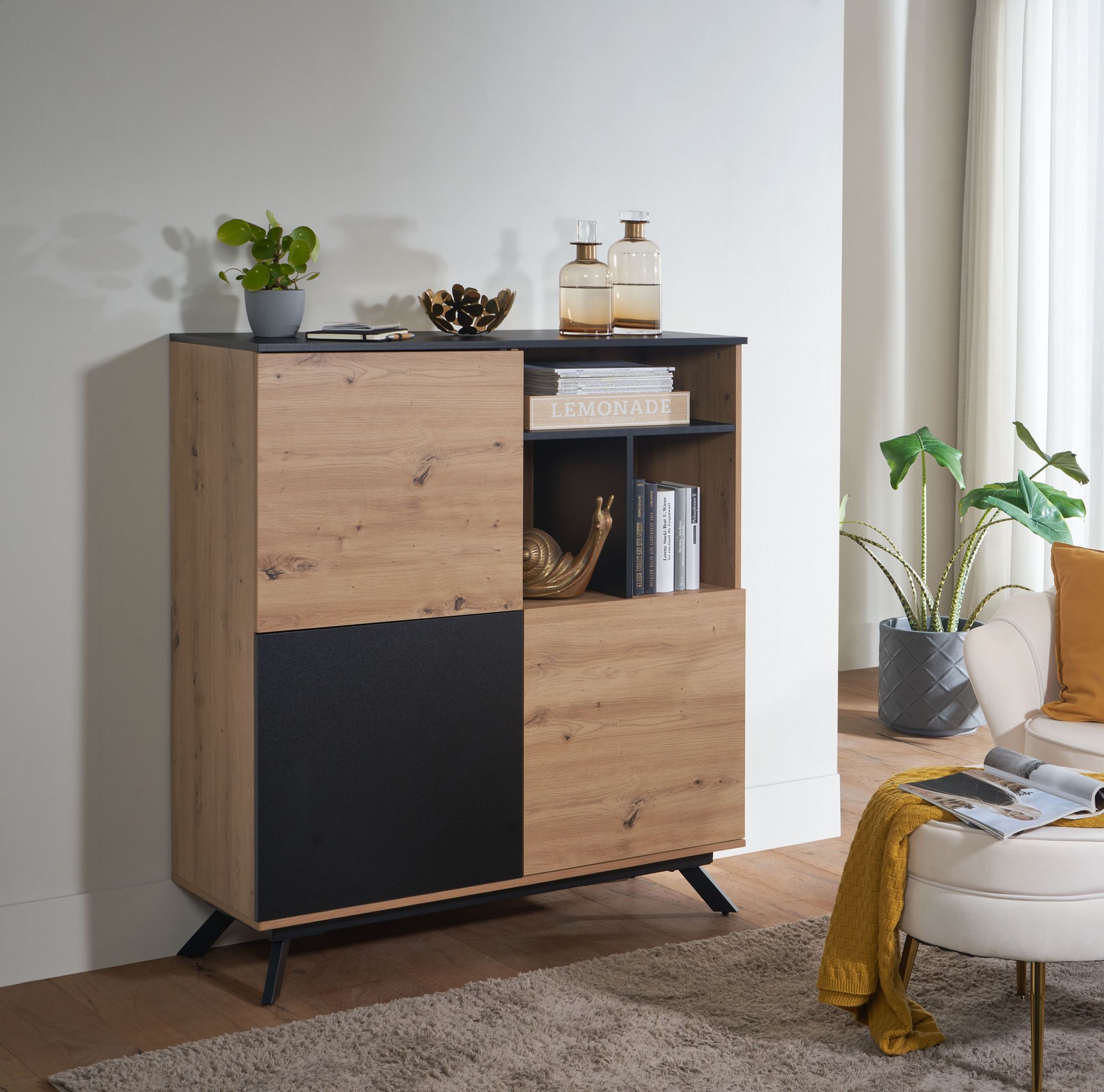 een highboard kast in eiken en zwarte kleurcombinatie | aktiewonen.nl