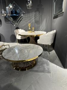 images/productimages/small/bent-tafel-rond-goud-marmer-00.jpg