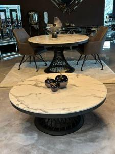 images/productimages/small/bent-tafel-rond-zwart-wit-marmer-02.jpg