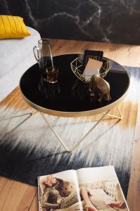 images/productimages/small/wl5.786-ronde-salontafel-zwart-glas-goud-onderstel-sfeer.jpg