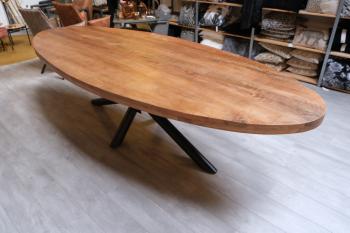 Zijaanzicht van ovale tafel mangohout 300 cm