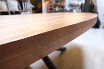 Detail zijkant ovale tafel mangohout 220 cm