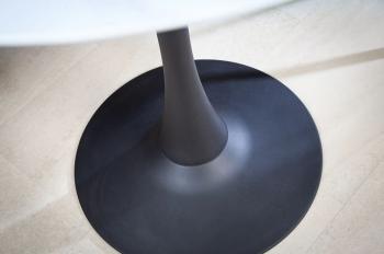 Detail voet van ronde tafel marmerlook wit 80 cm