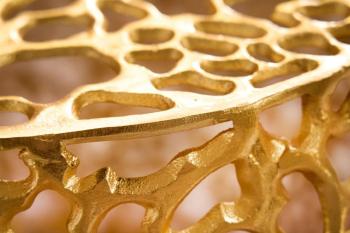 Detail bijzettafel filigraan goud 53 cm