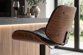 Barkruk walnootbruin met zwarte bekleding