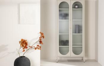 Hoge beige vitrinekast 180 cm