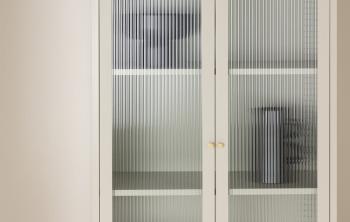 Hoge beige vitrinekast 180 cm