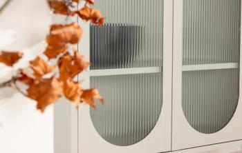 Hoge beige vitrinekast 180 cm