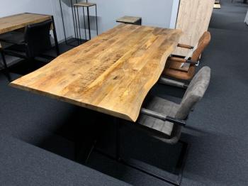 boomstam tafel mangohout 200 cm in showroom