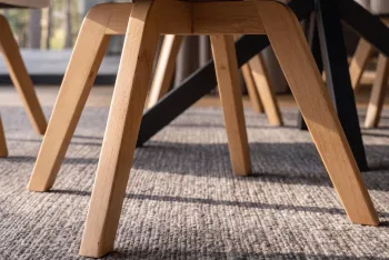 luxe draaibare eetkamerstoel beige met houten poten