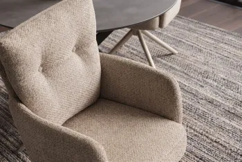 Beige draaibare eetkamerstoel met beige metalen poten