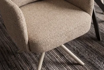 Beige draaibare eetkamerstoel met beige metalen poten