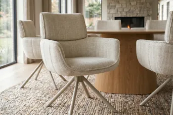 Eetkamerstoel beige stof met beige poten