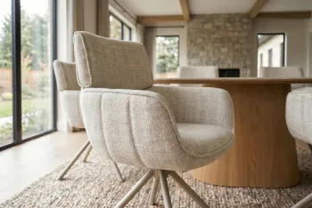 Eetkamerstoel beige stof met beige poten
