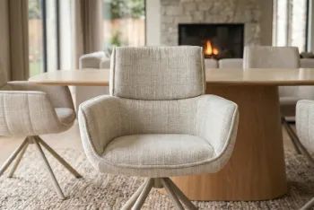 Eetkamerstoel beige stof met beige poten
