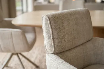 Eetkamerstoel beige stof met beige poten