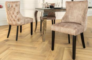 Deluxe stoel beige fluweel met leeuwenkop zwarte poten