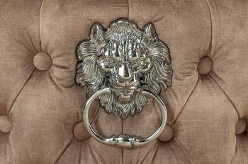 Deluxe stoel beige fluweel met leeuwenkop zwarte poten