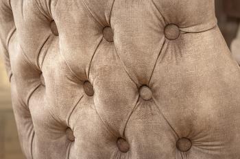 Deluxe stoel beige fluweel met leeuwenkop zwarte poten