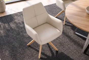draaibare eetkamerstoel beige leder met houten poten