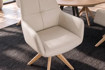 draaibare eetkamerstoel beige leder met houten poten