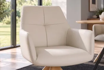 draaibare eetkamerstoel beige leder met houten poten