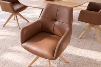 draaibare eetkamerstoel cognac leder met houten poten