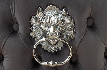 Deluxe stoel grijs fluweel met leeuwenkop zwarte poten