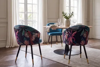 Stoel blauw velvet met jungle patronen