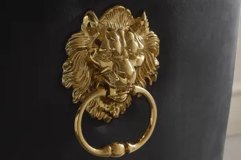 Barok stoel zwart fluweel met gouden poten leeuwenkop