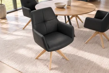 draaibare eetkamerstoel zwart leder met houten poten