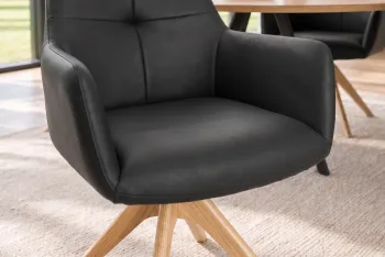 draaibare eetkamerstoel zwart leder met houten poten