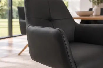 draaibare eetkamerstoel zwart leder met houten poten