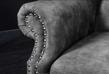 Oor fauteuil grijs fluweel chesterfield look