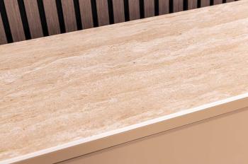 Highboard wandkast beige met travertin bovenblad 131cm