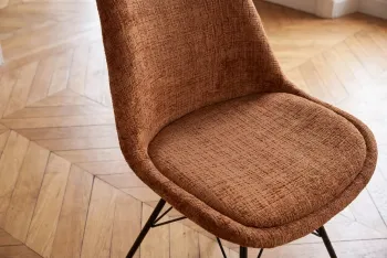 Scandinavische stoel bruin zwarte poten