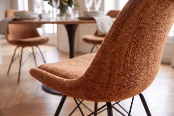 Scandinavische stoel bruin zwarte poten