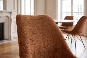 Scandinavische stoel bruin zwarte poten