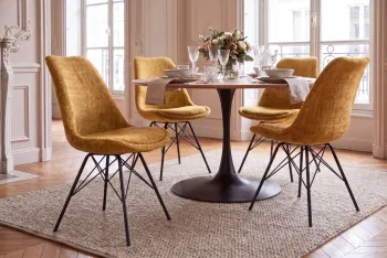 Scandinavische stoel geel zwarte poten
