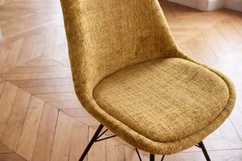 Scandinavische stoel geel zwarte poten