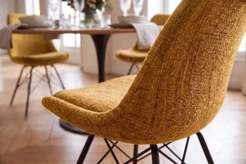 Scandinavische stoel geel zwarte poten