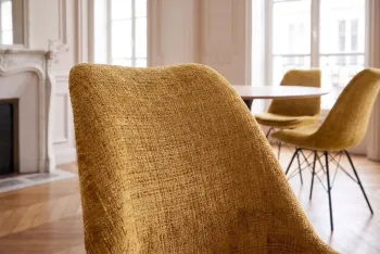 Scandinavische stoel geel zwarte poten