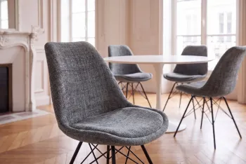 Scandinavische stoel grijs zwarte poten