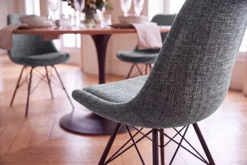 Scandinavische stoel grijs zwarte poten